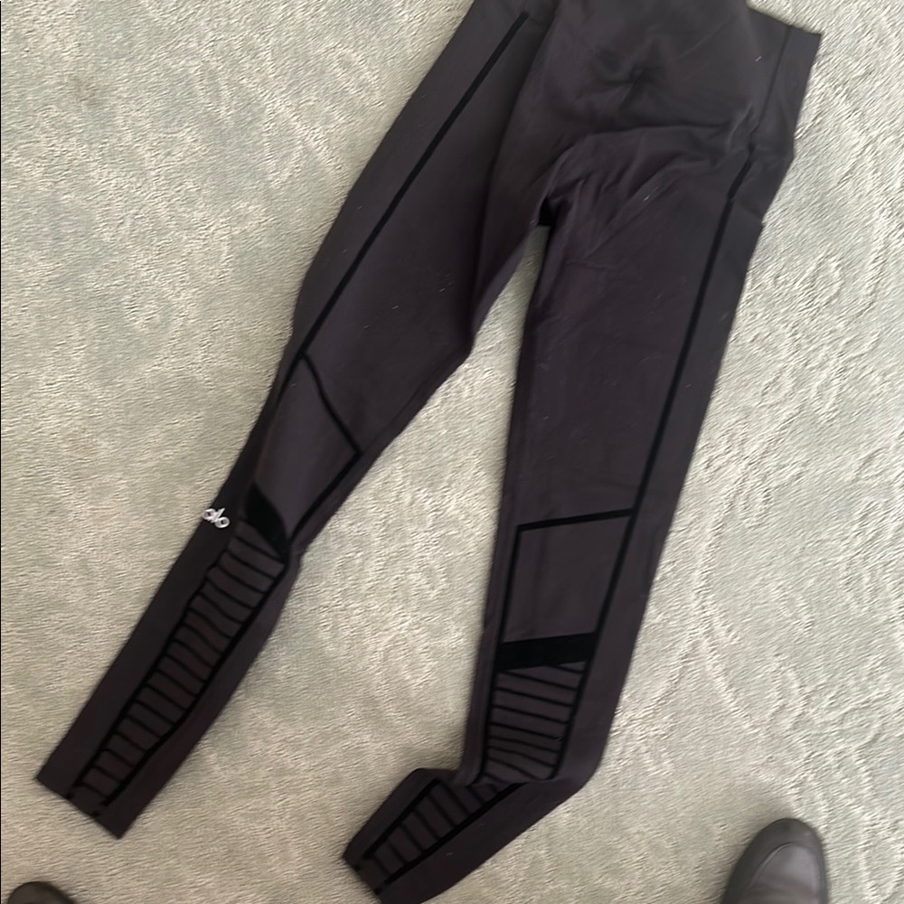ALO  Black Leggings with lines Detail XS - Picture 4 of 4